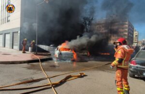 Incendio de tres coches aparcados en la calle en Albal